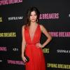 Selena Gomez apareceu sexy em um vestido vermelho na première de seu novo filme, 'Spring Breakers', nesta quinta-feira, 14 de março de 2013