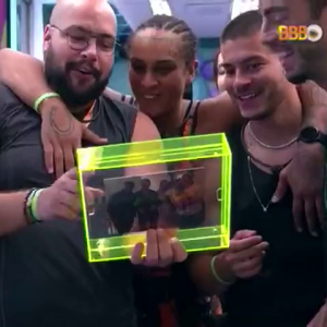 'BBB 22': os brothers ficaram empolgados ao ver a foto de Silvio Santos e Tiago Abravanel e chegaram a arriscar imitações do apresentador