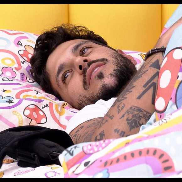 'BBB 22': Rodrigo estava deitado no Quarto Lollipop quando Jade Picon entrou, e logo o brother começou a questioná-la sobre o que foi falado no Quarto do Líder