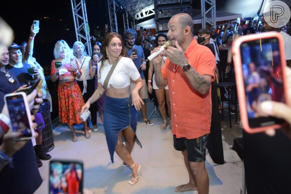 Paolla Oliveira subiu ao palco de Diogo Nogueira para dançar 'Flor de Caña', composta em homenagem a ela