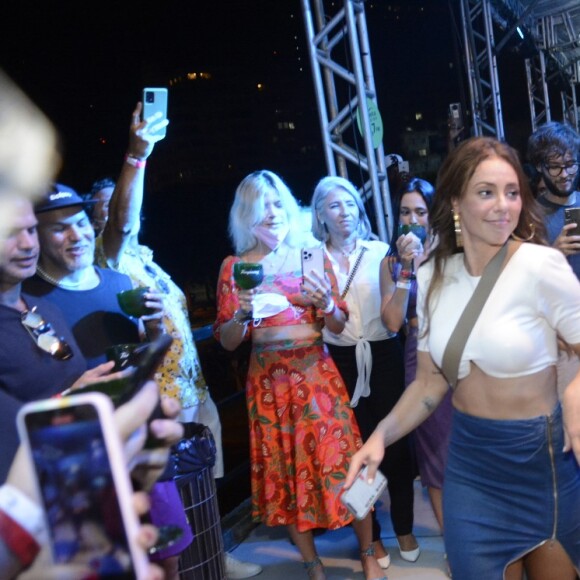 Paolla Oliveira subiu ao palco de Diogo Nogueira para dançar 'Flor de Caña', composta em homenagem a ela