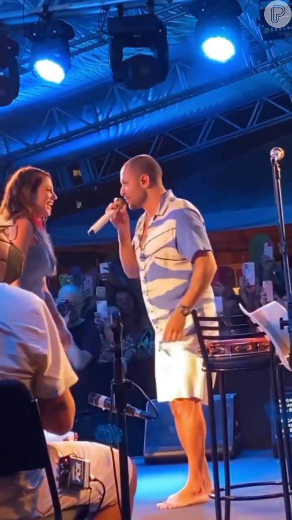 Paolla Oliveira sambava no palco de Diogo Nogueira quando o cantor pediu um beijo a ela