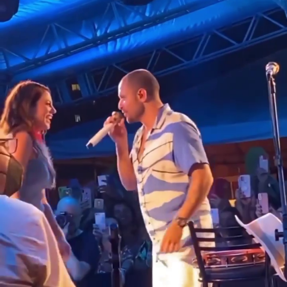 Paolla Oliveira sambava no palco de Diogo Nogueira quando o cantor pediu um beijo a ela