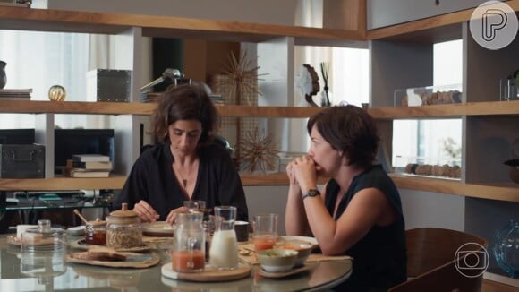 Gabriela (Natália Lage) desabafa com Ilana (Mariana Lima) na novela 'Um Lugar ao Sol' e é surpreendida: 'Se lá atrás eu fui embora e sumi do mapa sem te dizer nada, eu não quero fazer isso de novo'