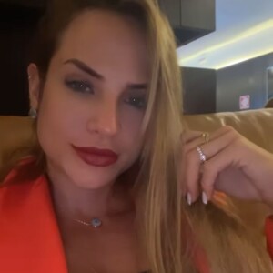 Tierry e Gabi Martins noivos! Cantora exibiu o anel de noivado nas redes sociais