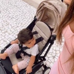 Simone explicou que a filha caçula, a pequena Zaya, que fará um ano em breve, seria a sua companhia