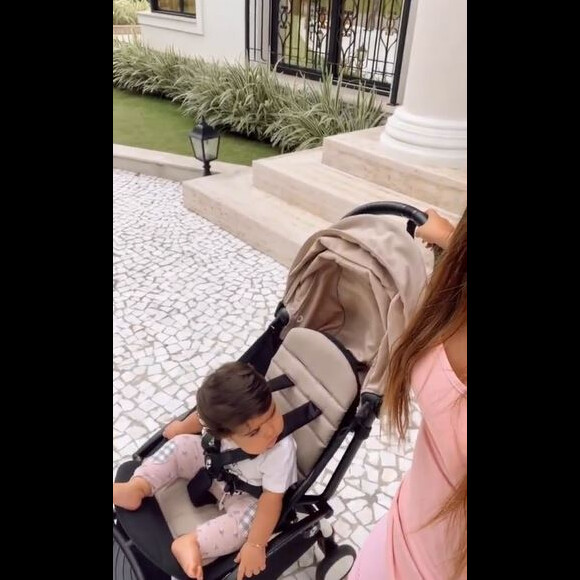 Simone explicou que a filha caçula, a pequena Zaya, que fará um ano em breve, seria a sua companhia