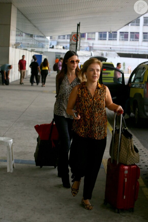 Sthephany Brito saiu do aeroporto acompanhada da sua empresária, Marcia Marbá
