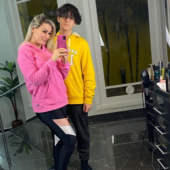 Andressa Urach já é mãe de Arthur, de 16 anos
