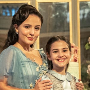 Isadora (Sofia Budke) ajuda Elisa (Larissa Manoela) a fugir de castigo imposto pelo pai, Matias (Antonio Calloni), na novela 'Além da Ilusão'