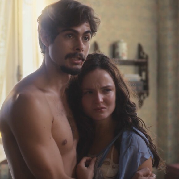 Elisa (Larissa Manoela) leva bofetada do pai, Matias (Antonio Calloni), ao ser pega após sexo com Davi (Rafael Vitti) na novela 'Além da Ilusão'