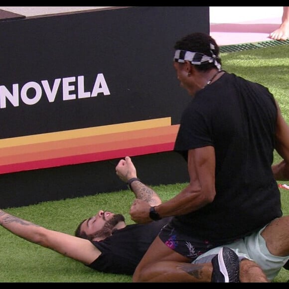 Pedro Scooby e Paulo André comemoram vitória na Prova do Anjo no 'BBB22'