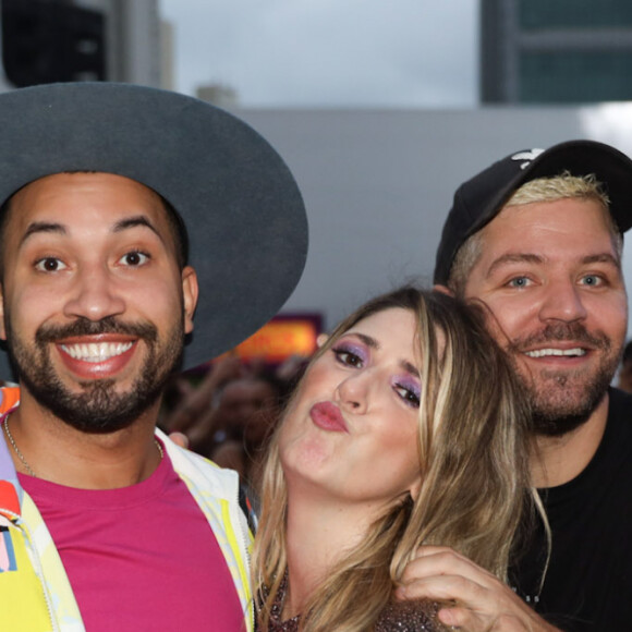 Gil do Vigor e Dani Calabresa curtira Ensaios da Anitta, na Arena Carnaval SP, no Memorial da América Latina