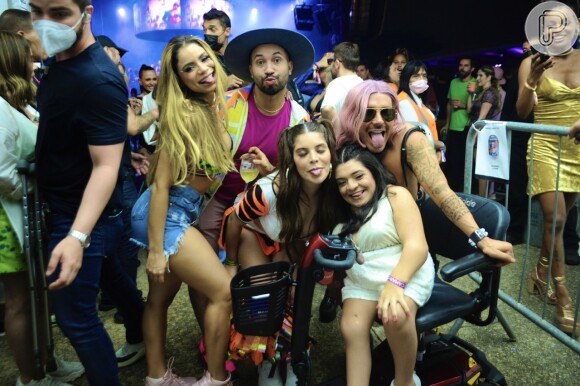 Anitta recebeu Gkay, Lexa, Gil do Vigor e mais famosos em ensaio de Carnaval em São Paulo