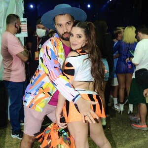 Gil do Vigor e Gkay se divertiram no show de Anitta em SP