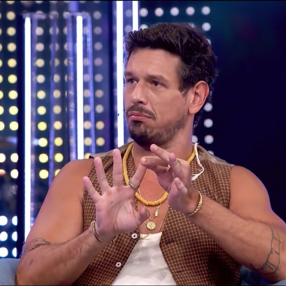 Naiara Azevedo foi perguntada por João Vicente de Castro sobre quem casaria, quem madaria para a Coreia do Norte e quem teria um date