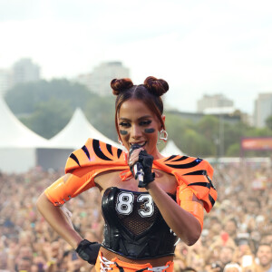 Anitta homenageou o jogador em seu bloco de Carnaval no sábado (12)