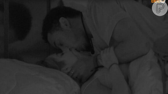'BBB 22': Jade Picon e Paulo André voltaram a trocar beijos quentes na cama