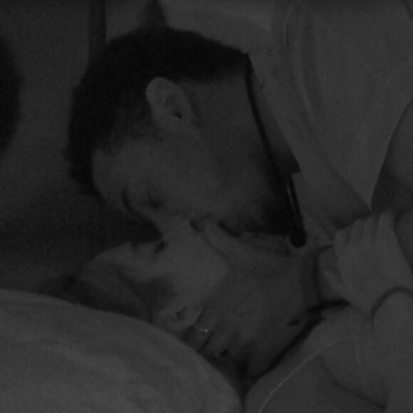 'BBB 22': Jade Picon e Paulo André voltaram a trocar beijos quentes na cama