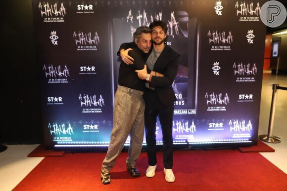 Chay Suede abraçou Alexandre Nero em pré-estreia de filme