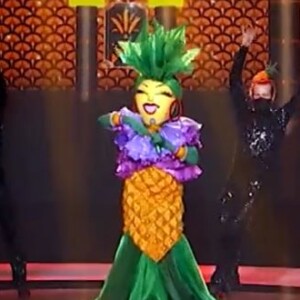 'The Masked Singer': a Abacaxi cantou 'O que é que a baiana tem' na estreia do programa, uma referência a sua própria roupa de Carmen Miranda