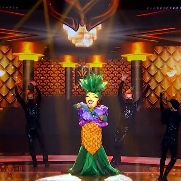 'The Masked Singer': a Abacaxi cantou 'O que é que a baiana tem' na estreia do programa, uma referência a sua própria roupa de Carmen Miranda