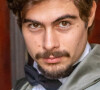 Davi (Rafael Viti) escapa de viatura policial na novela 'Além da Ilusão' após ler livro de escapismo