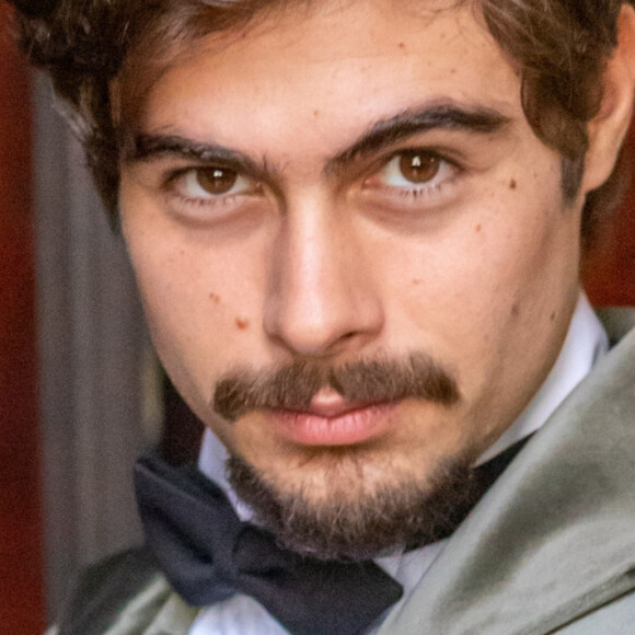 Davi (Rafael Viti) escapa de viatura policial na novela 'Além da Ilusão' após ler livro de escapismo
