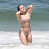 Larissa Manoela elegeu um biquíni de amarrações para curtir praia
