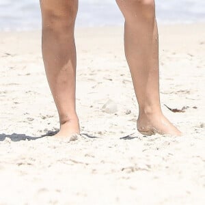 De biquíni, Larissa Manoela exibiu pernas torneadas em dia de praia