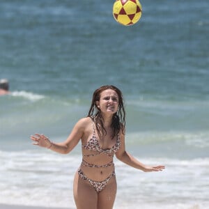 De biquíni, Larissa Manoela jogou altinha, esporte muito popular nas praias do Rio de Janeiro