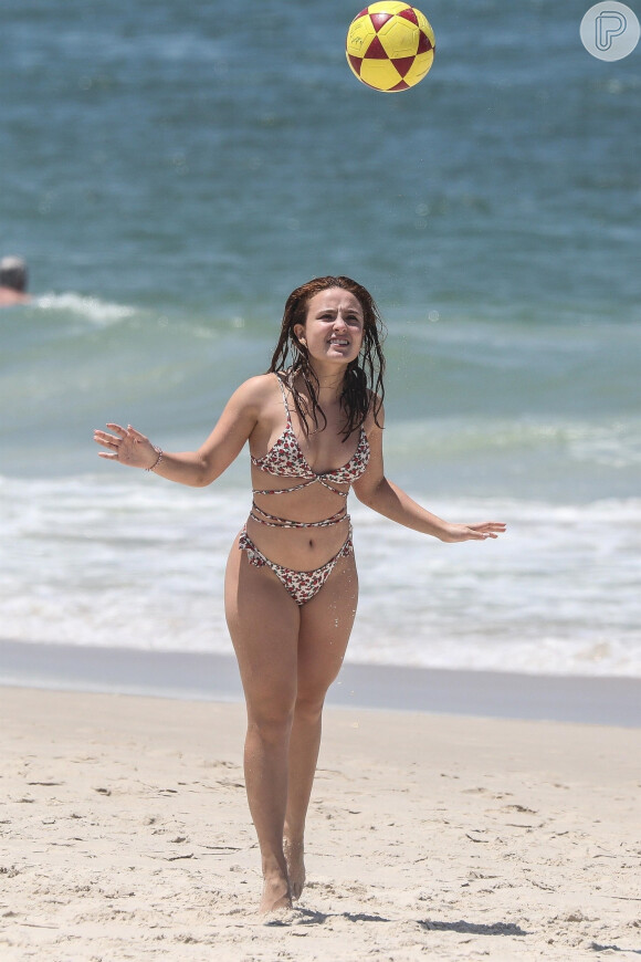 De biquíni, Larissa Manoela jogou altinha, esporte muito popular nas praias do Rio de Janeiro