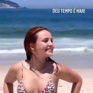 De biquíni, Larissa Manoela também compartilhou imagens do dia de praia nas redes sociais