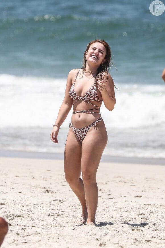 De biquíni, Larissa Manoela exibe corpo enxuto em praia carioca