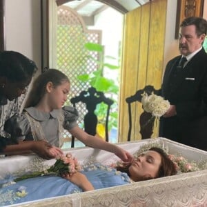 Isadora (Larissa Manoela) passou a não crer no amor após morte da irmã, Elisa (Larissa Manoela) na novela 'Além da Ilusão'