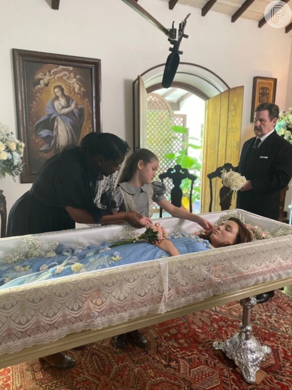 Isadora (Larissa Manoela) passou a não crer no amor após morte da irmã, Elisa (Larissa Manoela) na novela 'Além da Ilusão'