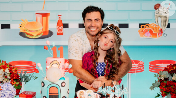 Lorena Queiroz recebeu parte do elenco da novela 'Carinha de Anjo' em festa de 11 anos. Na foto, atriz com Carlo Porto, seu pai na TV