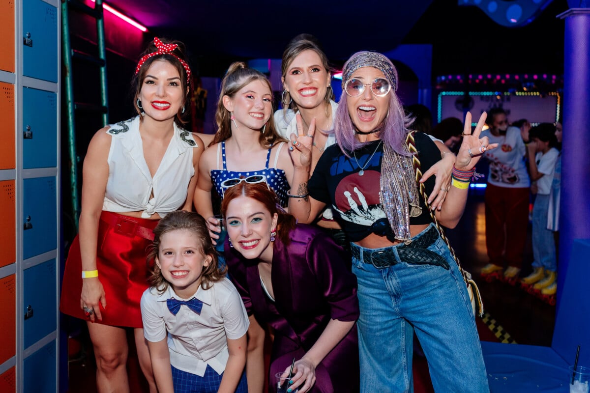 Foto Lorena Queiroz Posa Com O Irm O A M E E As Atrizes Liah Soares Pri Soares E Bia Arantes