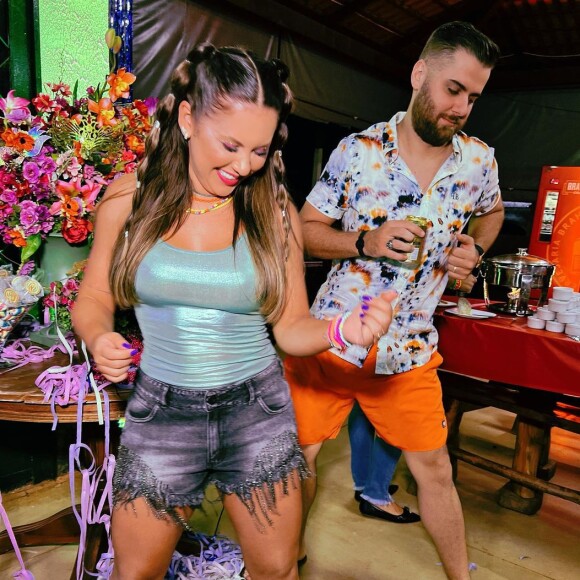 Natália Toscano fez festa carnavalesca intimista ao lado de Zé Neto