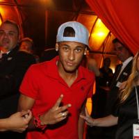 Neymar curte festa sem Bruna Marquezine e publica foto do rosto arranhado