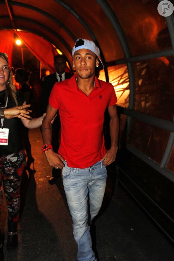Neymar chega ao evento e é cercado por fotógrafos