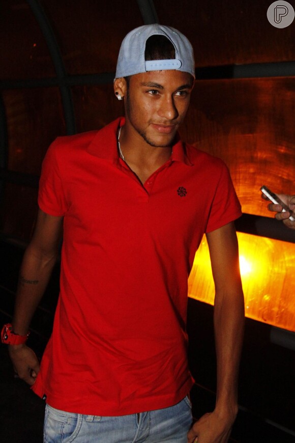 Neymar vai à festa sozinho