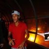 Neymar brinca com os fotógrafos