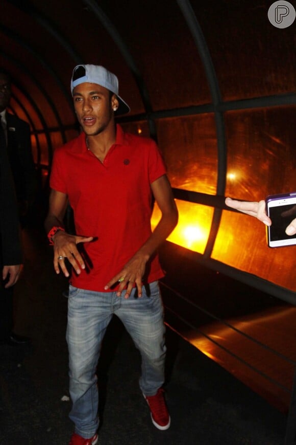 Neymar brinca com os fotógrafos
