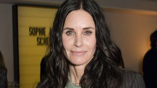 Aos 57 anos, Courteney Cox retira preenchimentos: 'Tentei perseguir juventude por anos'