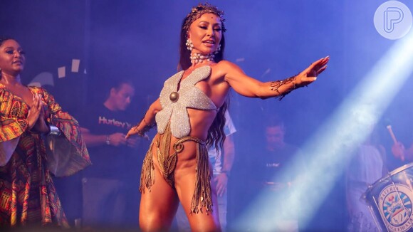 Sabrina Sato participou de um evento de Carnaval no Rio e o corpo sarado da artista roubou a cena