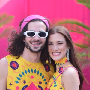 Fiuk e a namorada, Thaisa Carvalho, curtem o Carnaval na Cidade, no Jockey club de São Paulo, em 27 de fevereiro de 2022