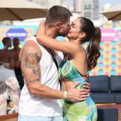 Ex-BBBs Jonas e Mari trocam beijos em eventod e Carnaval