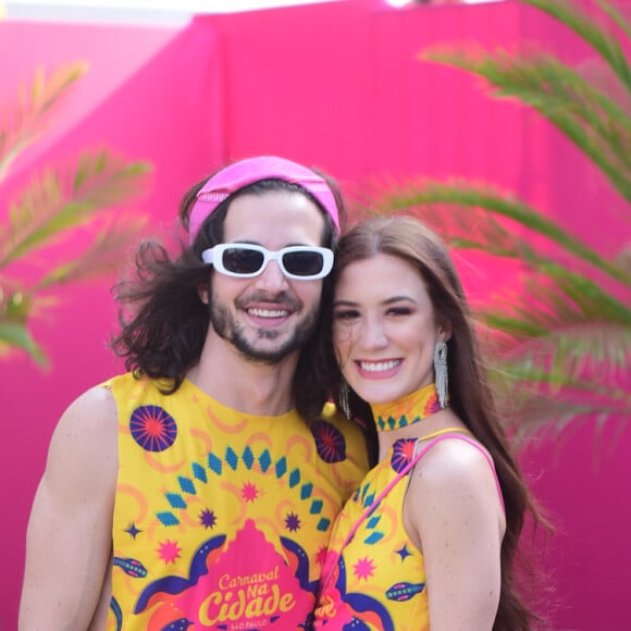 Fiuk posa com a namorada no Carnaval na Cidade, no Jockey Club de São Paulo