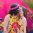 Fiuk e a namorada, Thaisa Carvalho, trocam beijos no Carnaval na Cidade